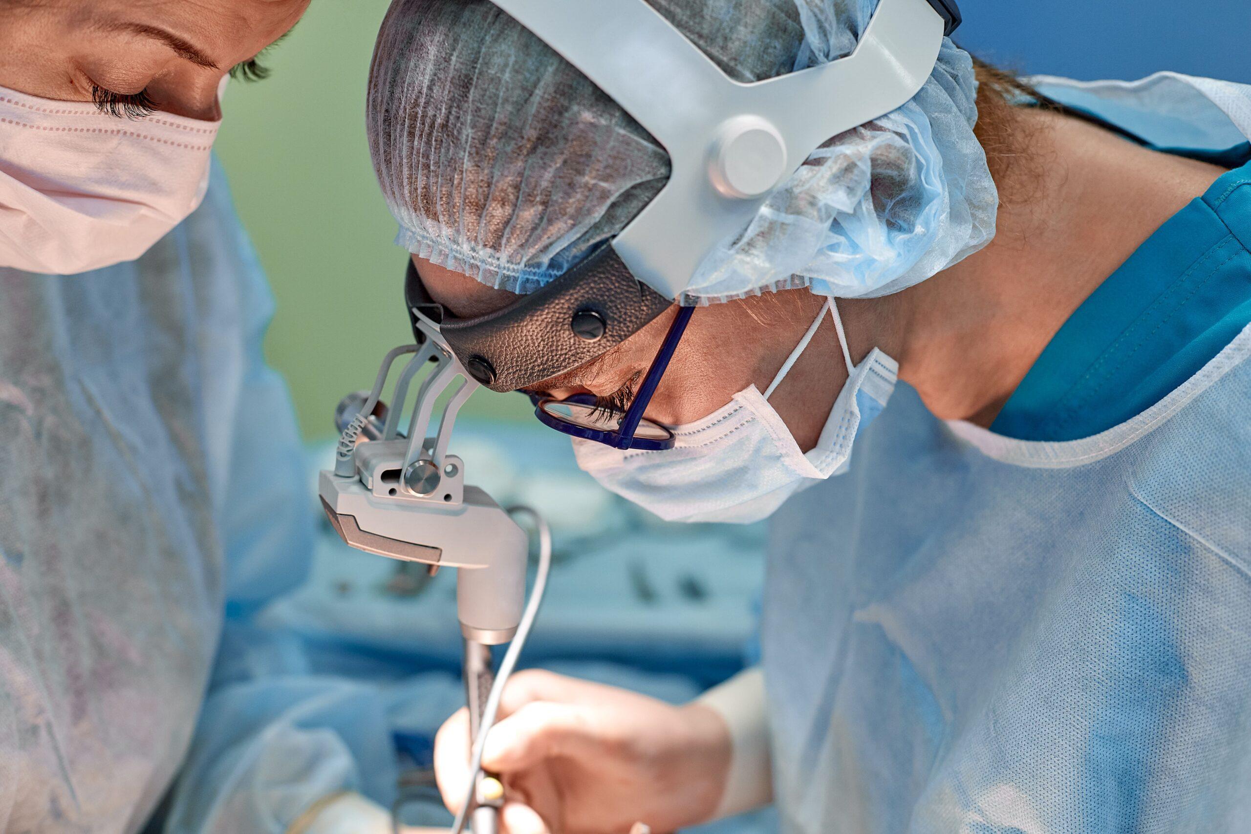 Cirurgia de implante guiada: Plenum Bioengenharia